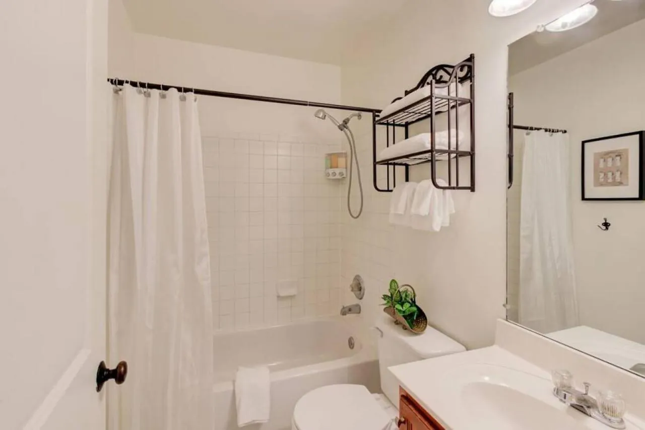 Gated Cottage Walking Distance To Overton Square メンフィス