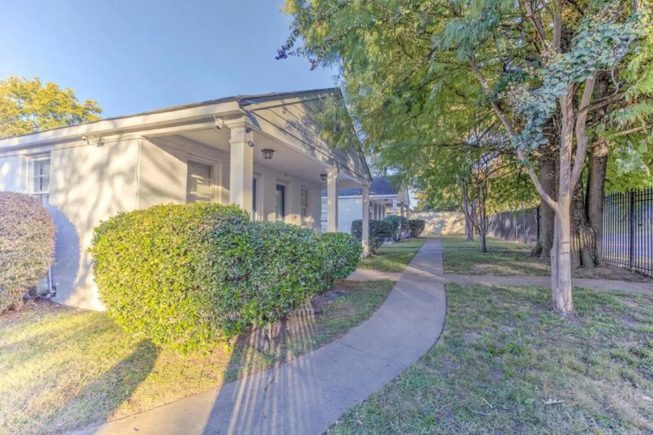Gated Cottage Walking Distance To Overton Square メンフィス 0*,  米国